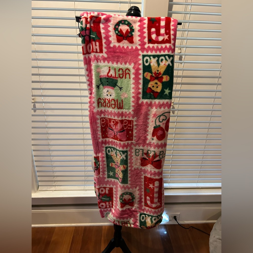 Betsey Johnson Ultra Soft Plush Throw blanket with a Christmas/Holiday pattern. - Picture 3 of 3